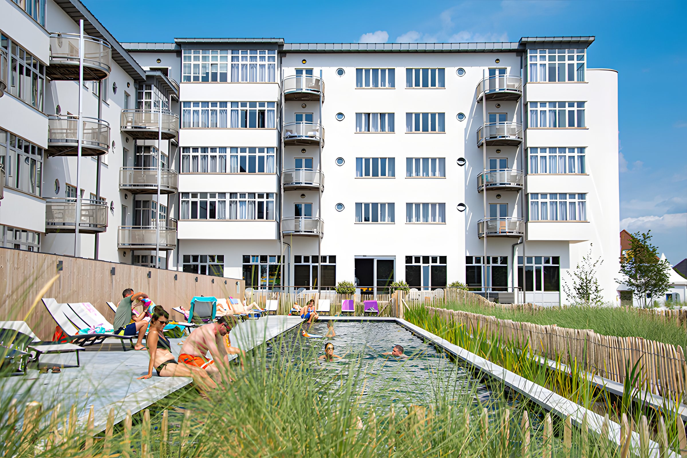 West Bay Hotel met het buitenzwembad